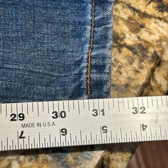 Levi’s 514 Slim Straight Jeans with Distressing in a size 32 x 30 in 100% cotton - Picture 5 of 8